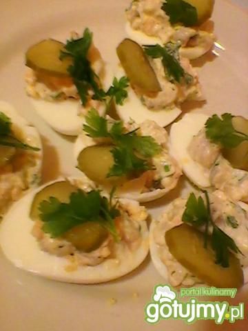 Jajka faszerowane sałatką śledziową