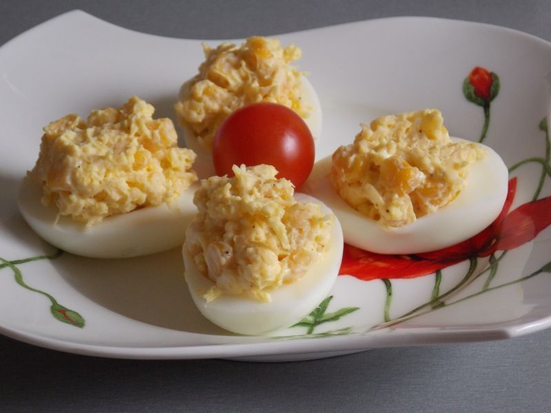 Jajka faszerowane serem i kukurydzą Jajka faszerowane serem i kukurydzą