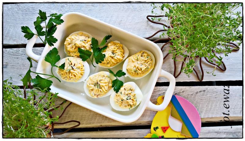 Jajka faszerowane serem i ogórkiem konserwowym Jajka faszerowane serem i ogórkiem konserwowym