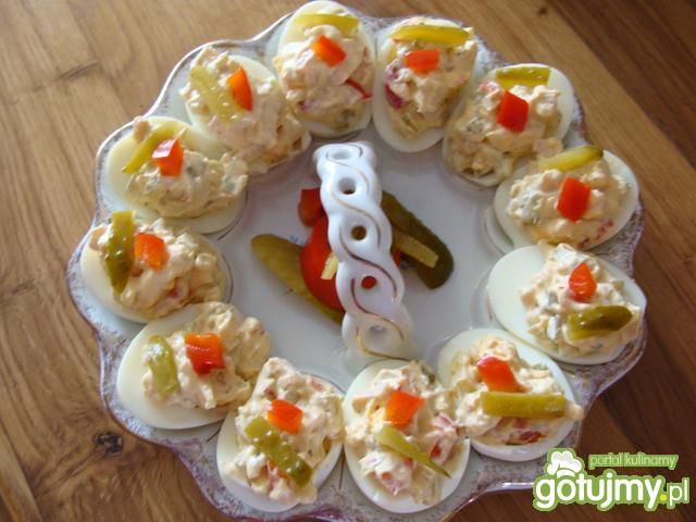 Jajka faszerowane serkiem i papryką