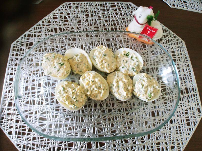 Jajka faszerowane serkiem i zieleninką