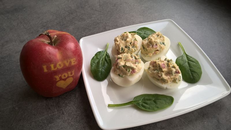 Jajka faszerowane szpinakiem i salami