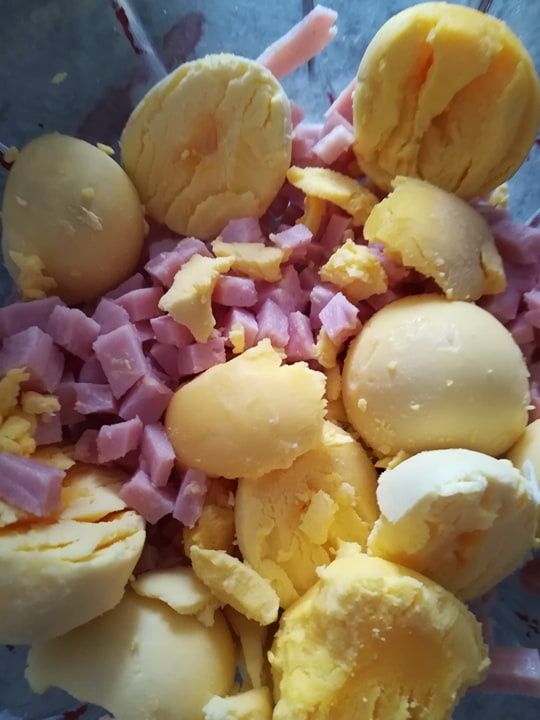 Jajka faszerowane szynką
