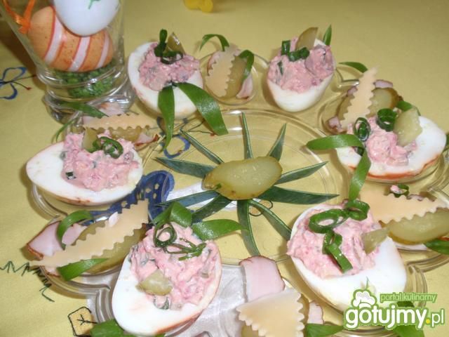 Jajka faszerowane szynką i ćwikłą Jajka faszerowane szynką i ćwikłą