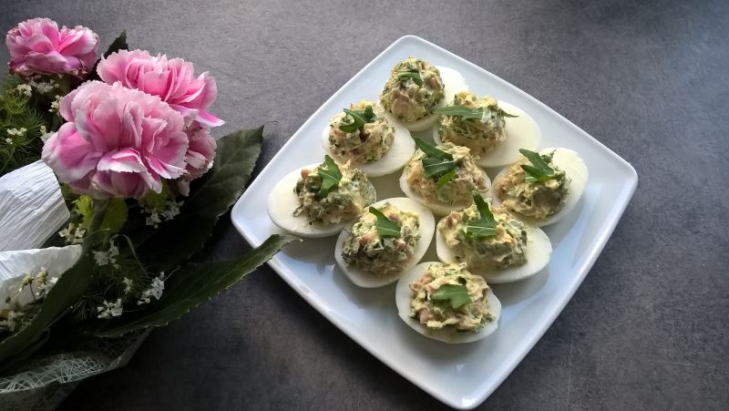 Jajka faszerowane szynką parmeńską i rukolą