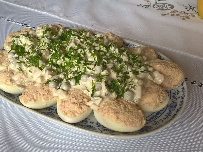 Jajka faszerowane szynką w sosie tatarskim