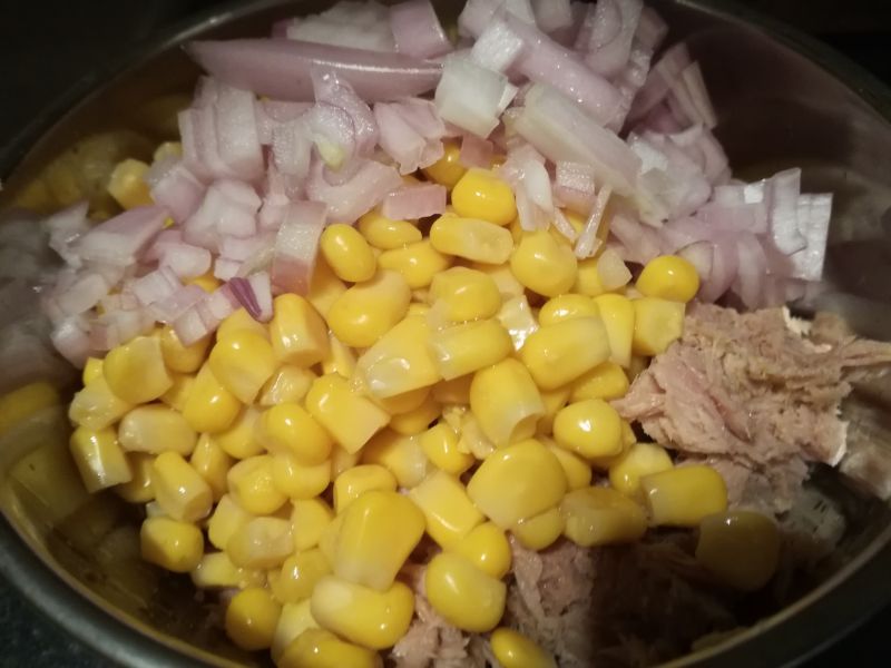 Jajka faszerowane tuńczykiem i kukurydzą
