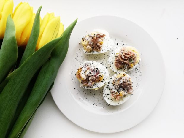 Jajka faszerowane tuńczykiem i kukurydzą Jajka faszerowane tuńczykiem i kukurydzą