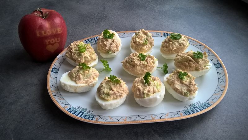 Jajka faszerowane tuńczykiem i sałatą Jajka faszerowane tuńczykiem i sałatą