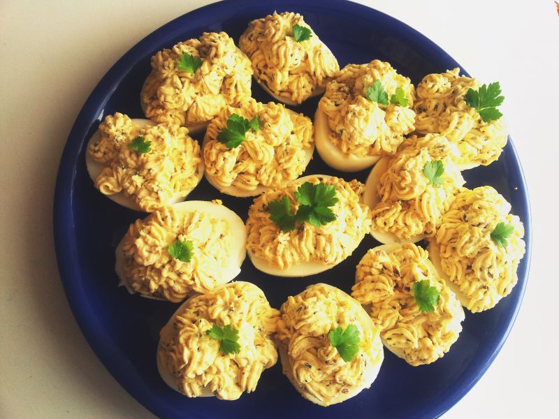 Jajka faszerowane twarożkiem i siemieniem lnianym.