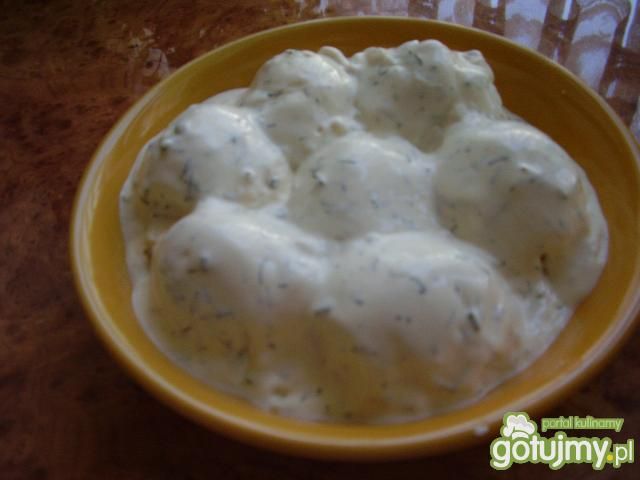 Jajka faszerowane w sosie koperkowym