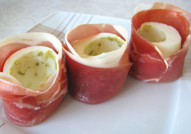 Jajka faszerowane w szynce włoskiej