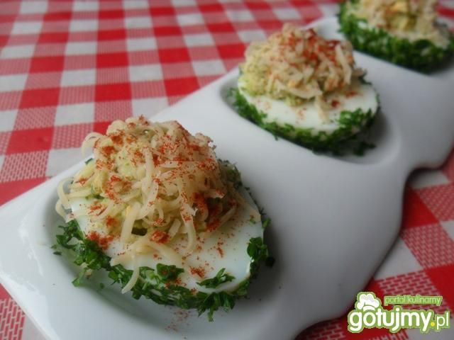 Jajka faszerowane w zielonych koszulkach Jajka faszerowane w zielonych koszulkach