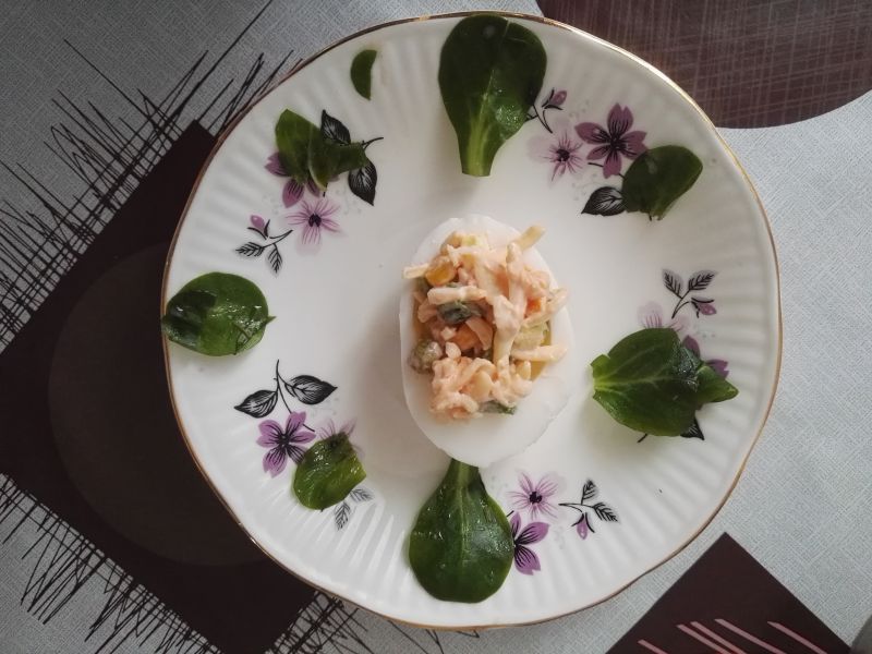 Jajka faszerowane warzywno - serową sałatką