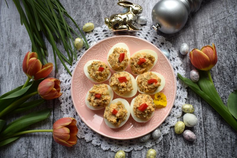 Jajka faszerowane wędzoną makrelą i ogórkiem Jajka faszerowane wędzoną makrelą i ogórkiem