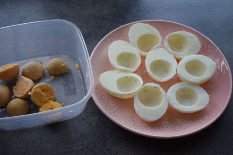 Jajka faszerowane wędzoną makrelą i ogórkiem
