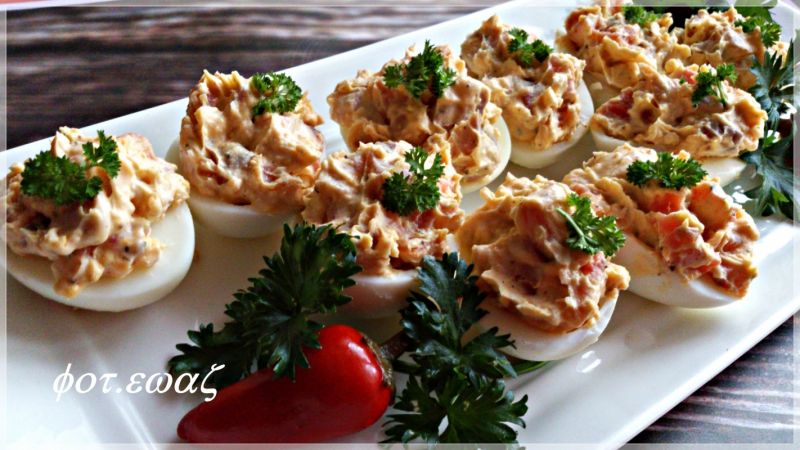 Jajka faszerowane wędzonym łososiem