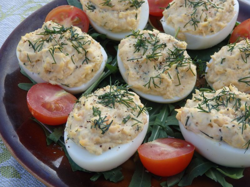 Jajka faszerowane wędzonym łososiem 