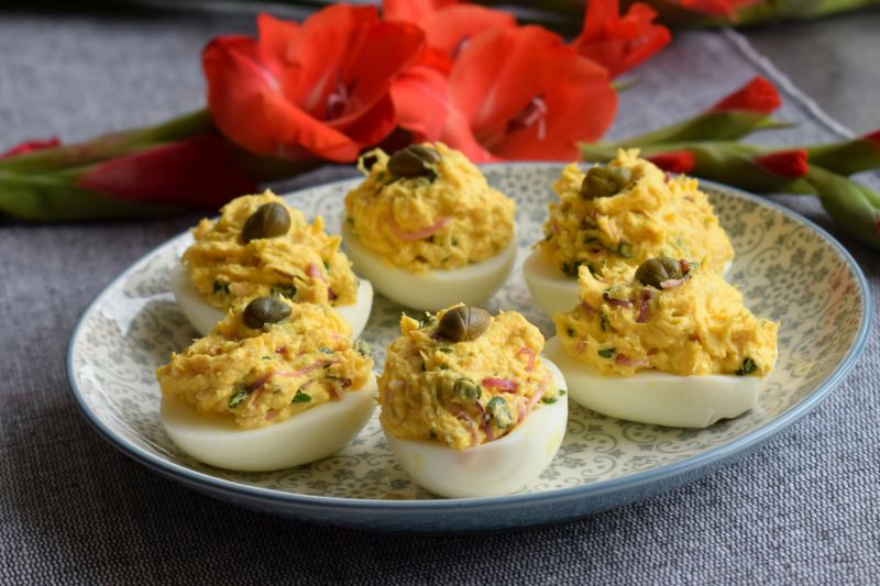 Jajka faszerowane wędzonym łososiem i kiełkami