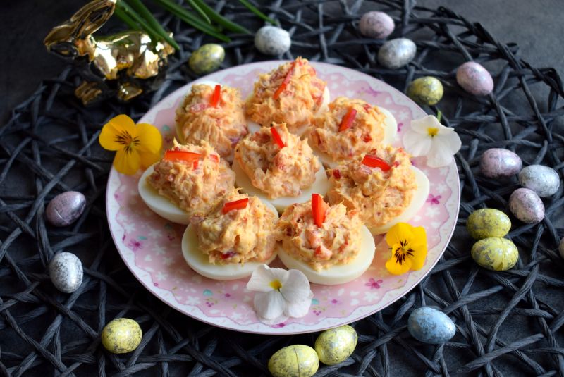 Jajka faszerowane wędzonym łososiem i papryką Jajka faszerowane wędzonym łososiem i papryką