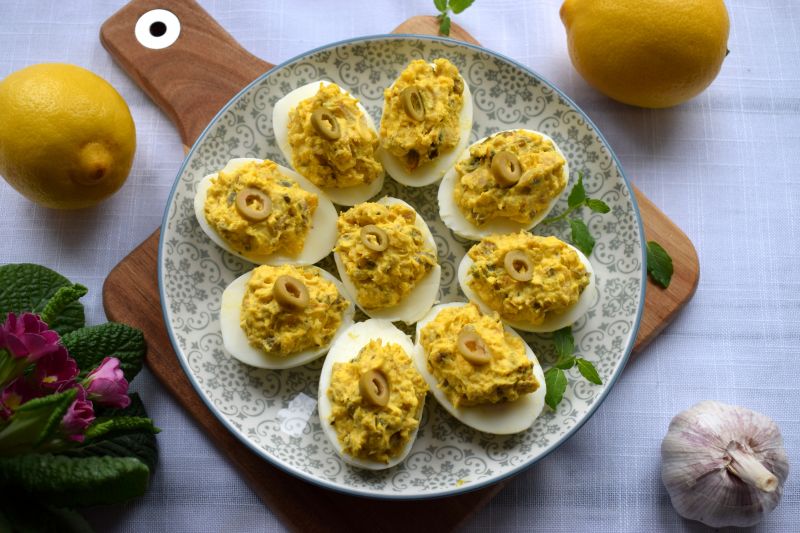Jajka faszerowane wędzonym śledziem i kaparami