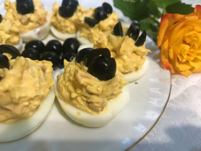 Jajka faszerowane z kabanosem i serem