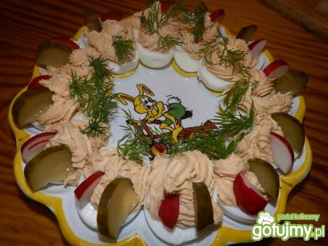 Jajka faszerowane z pasztetem i serkiem 