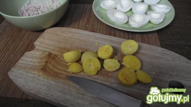 Jajka faszerowane  z szynką i pietruszką