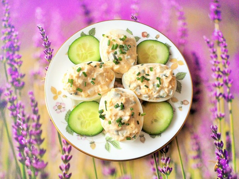 Jajka faszerowane zielonym ogórkiem i serem  Jajka faszerowane zielonym ogórkiem i serem