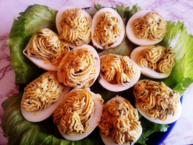 Jajka faszerowane żółtkami kaszą i podagrycznikiem Jajka faszerowane żółtkami kaszą i podagrycznikiem