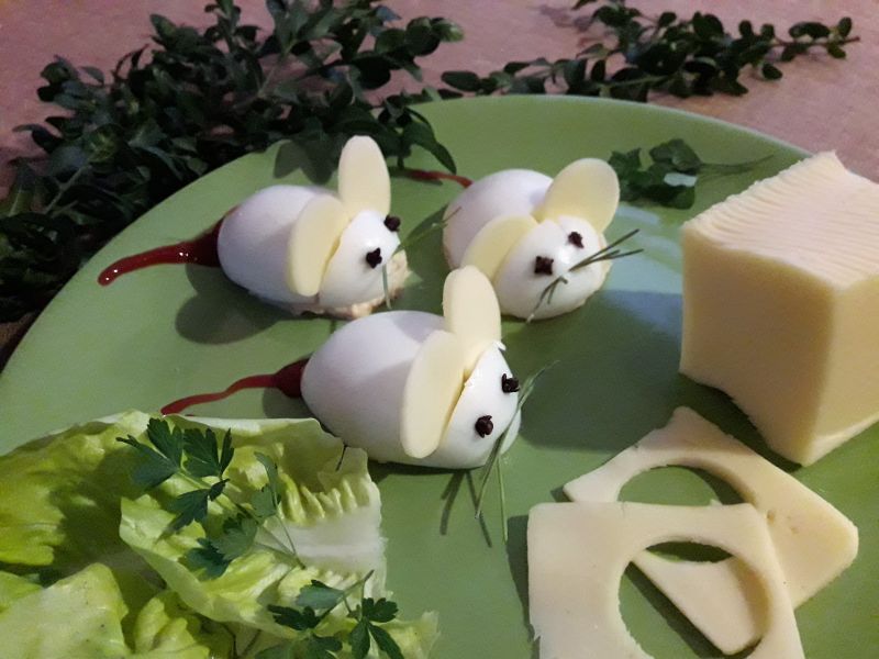 Jajka faszerowane żółtym serem