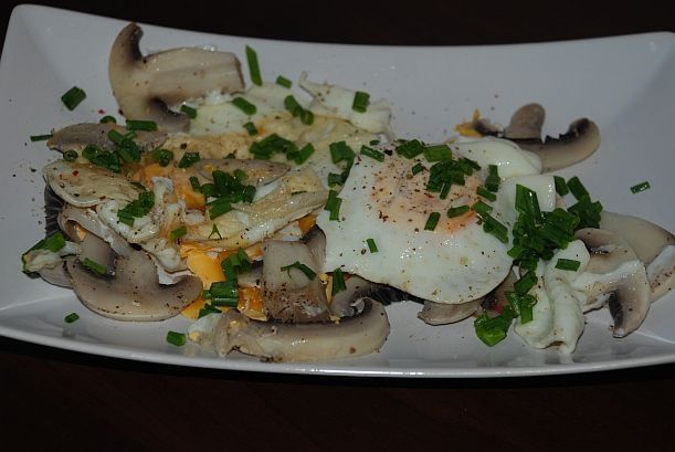 Jajka na gotowanych pieczarkach Jajka na gotowanych pieczarkach