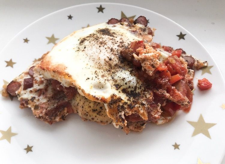 Jajka na pomidorach z kabanosem Jajka na pomidorach z kabanosem