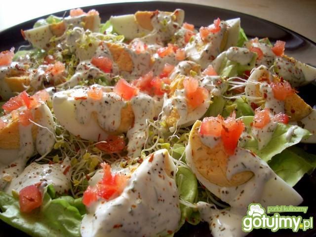 Jajka na sałacie, z pomidorem i kiełkami