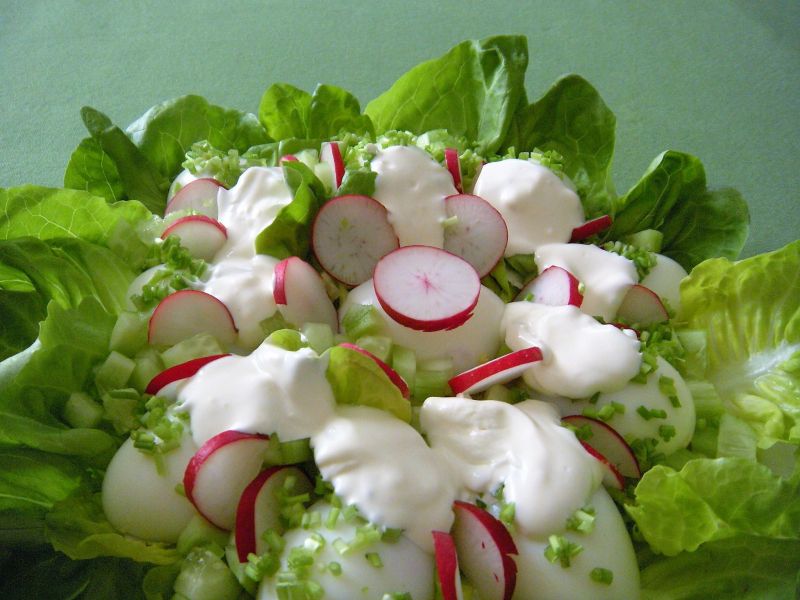 Jajka na sałacie z sosem i rzodkiewką Jajka na sałacie z sosem i rzodkiewką