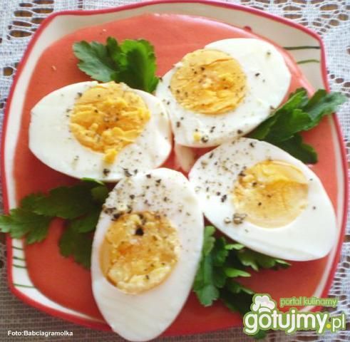 Jajka na twardo w sosie pomidorowym : Jajka na twardo w sosie pomidorowym :