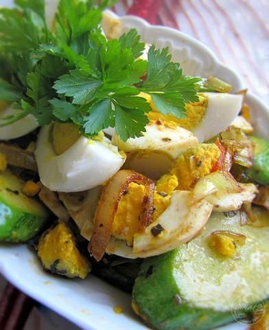 Jajka na twardo z duszoną cukinią  Jajka na twardo z duszoną cukinią