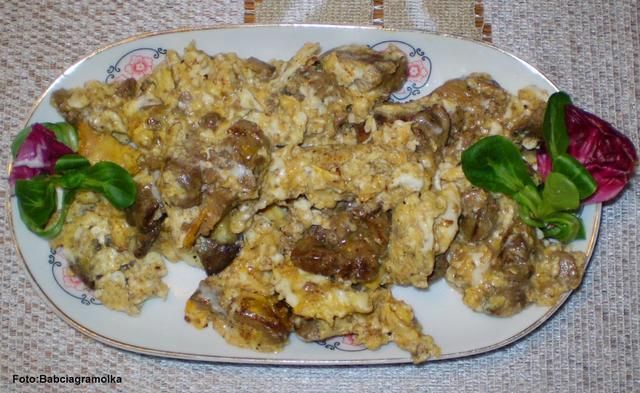 Jajka na wątróbce drobiowej Jajka na wątróbce drobiowej