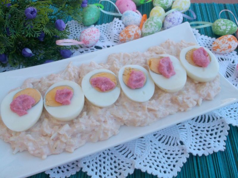 Jajka na żurawinowowo-chrzanowej pierzynce