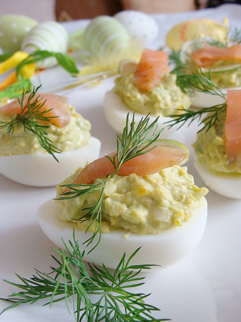 Jajka nadziewane awokado i łososiem