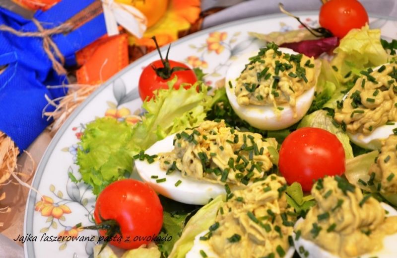 Jajka nadziewane pastą z awokado Jajka nadziewane pastą z awokado