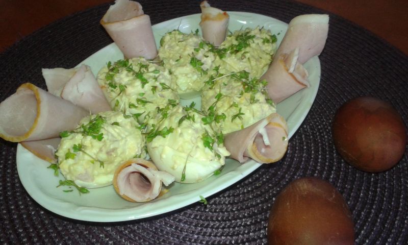 Jajka nadziewane pastą z jajek , sera i szynki