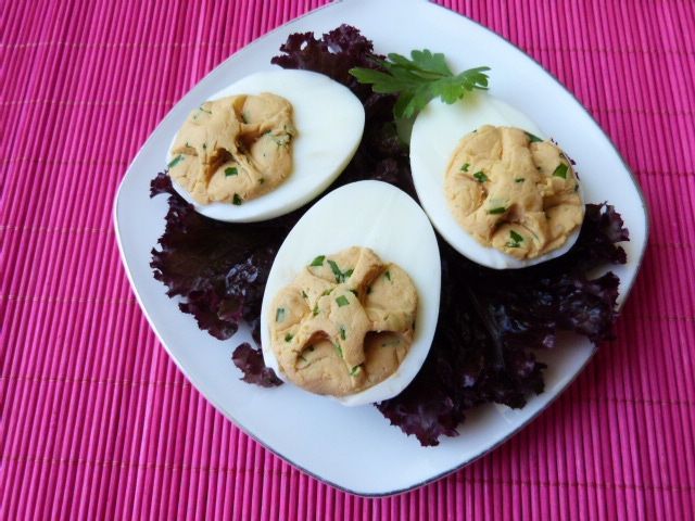 Jajka nadziewane pastą z żółtego sera  Jajka nadziewane pastą z żółtego sera