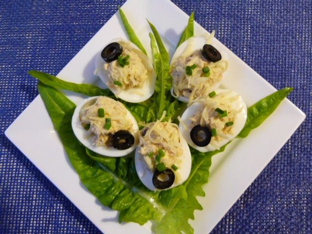 Jajka nadziewane pastą z żółtek i makreli