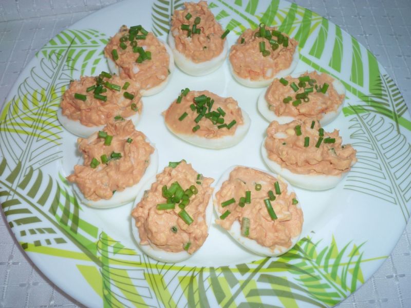 Jajka nadziewane pomidorowo-szczypiorkową pastą Jajka nadziewane pomidorowo-szczypiorkową pastą