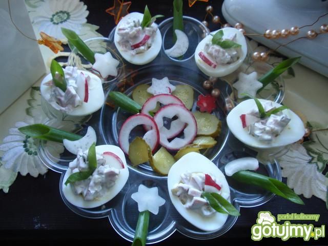 Jajka nadziewane sałatką 