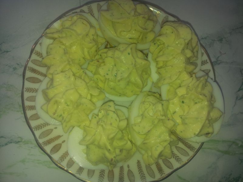 Jajka nadziewane twarożkiem ziarnistym i rzeżuchą. Jajka nadziewane twarożkiem ziarnistym i rzeżuchą.