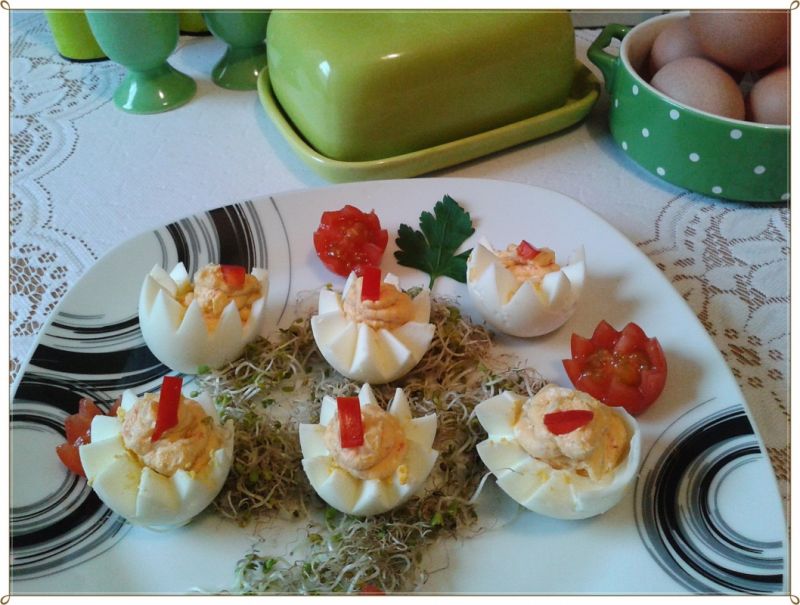 Jajka niespodzianki z makaronem i papryką