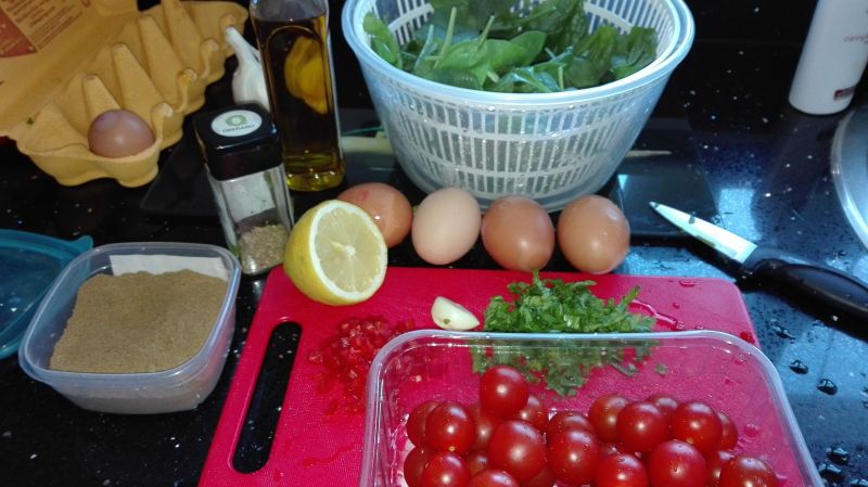 Jajka po śródziemnomorsku na szpinaku i pomidorach