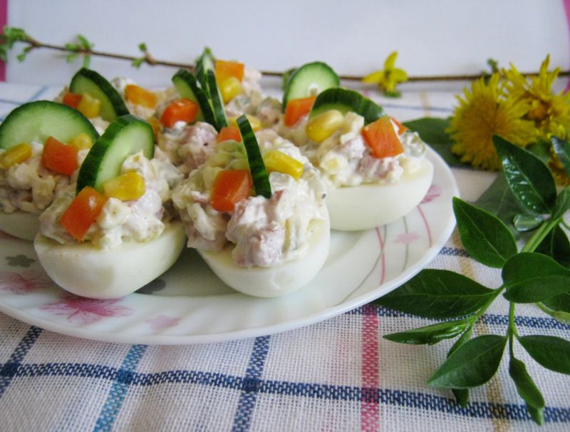 Jajka pod pierzynką z sosu z chrzanową nutką Jajka pod pierzynką z sosu z chrzanową nutką